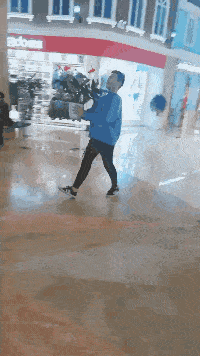 医生|爆笑GIF图:还拍照,赶紧把妹子拉起来吧,谁还没经历过这样的绝望啊