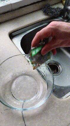 大叔|幽默段子：旁边的老婆开口了，悠悠说了句，老公，你手机拿反了