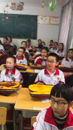 大叔|幽默段子：旁边的老婆开口了，悠悠说了句，老公，你手机拿反了