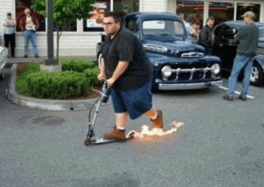 大叔|幽默段子：旁边的老婆开口了，悠悠说了句，老公，你手机拿反了