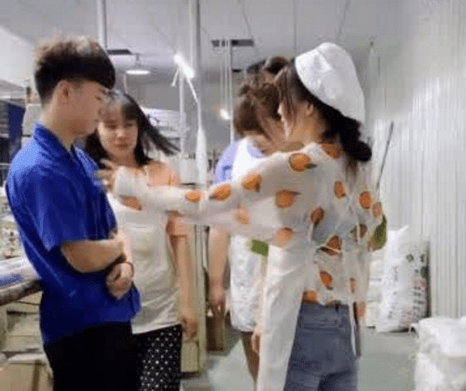 大叔|幽默段子：旁边的老婆开口了，悠悠说了句，老公，你手机拿反了