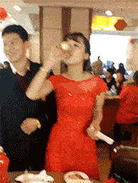 大叔|幽默段子：旁边的老婆开口了，悠悠说了句，老公，你手机拿反了