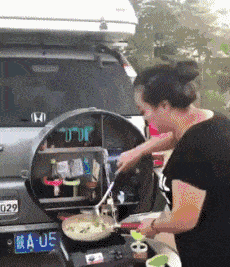 小明|妹子，扛着大米爬楼梯很累的，让我帮你吧