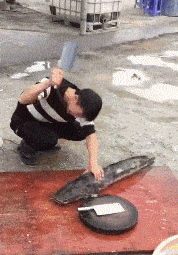 小明|妹子，扛着大米爬楼梯很累的，让我帮你吧