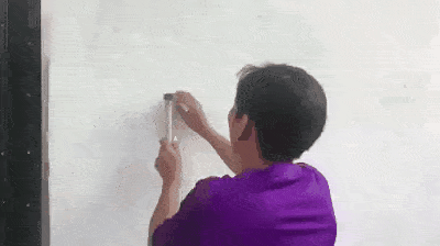 段子|爆笑GIF：这是一根有魔性的线头，让这位小哥根本停不下来啊