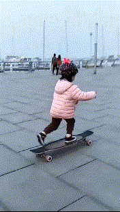 段子|爆笑GIF：这是一根有魔性的线头，让这位小哥根本停不下来啊