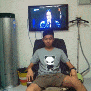 段子|爆笑GIF：这是一根有魔性的线头，让这位小哥根本停不下来啊