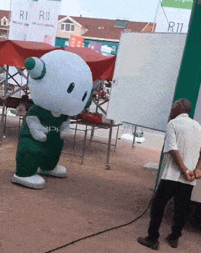 老公|爆笑GIF：闺蜜的老公出差回来帮她买了一件貂皮大衣