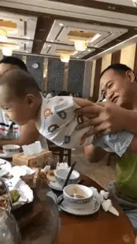 老妈|搞笑GIF：哥们，你可真是会骗人