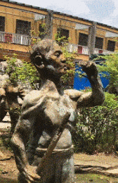 阿凡|每日一笑：你见过母鸡打架用鸡蛋的吗？胡闹