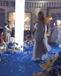 妻子|搞笑GIF:不会点特长连伴娘都当不了,别说新娘了