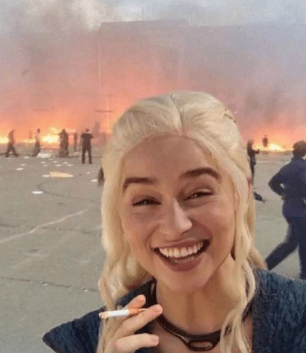 阿凡|每日一笑：你见过母鸡打架用鸡蛋的吗？胡闹