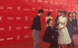 阿凡|每日一笑：你见过母鸡打架用鸡蛋的吗？胡闹