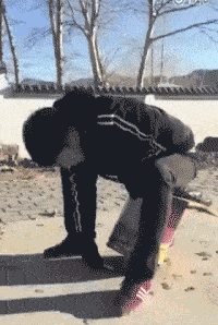 芝麻|搞笑GIF:不好意思 第一次上场 有点小紧张