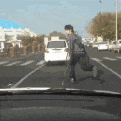 芝麻|搞笑GIF:不好意思 第一次上场 有点小紧张