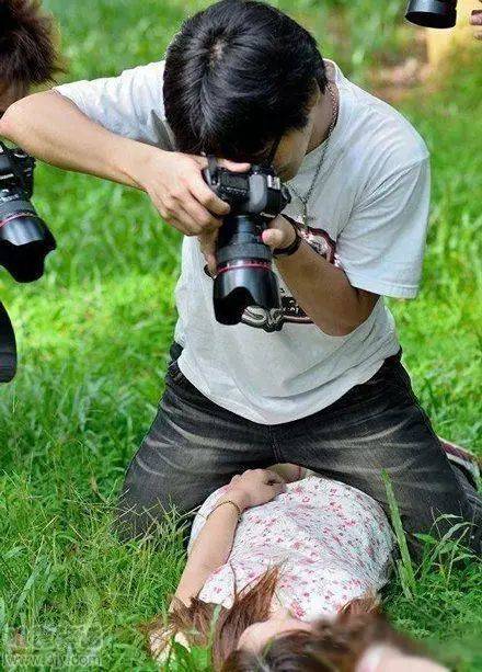 芝麻|搞笑GIF:不好意思 第一次上场 有点小紧张