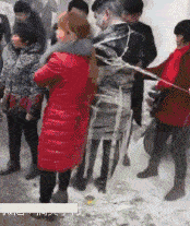 芝麻|搞笑GIF:不好意思 第一次上场 有点小紧张