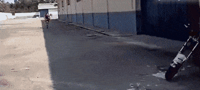 芝麻|搞笑GIF:不好意思 第一次上场 有点小紧张