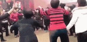 芝麻|搞笑GIF:不好意思 第一次上场 有点小紧张