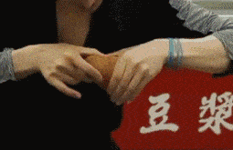 芝麻|搞笑GIF:不好意思 第一次上场 有点小紧张