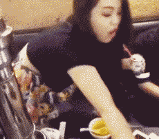 芝麻|搞笑GIF:不好意思 第一次上场 有点小紧张