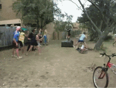 芝麻|搞笑GIF:不好意思 第一次上场 有点小紧张