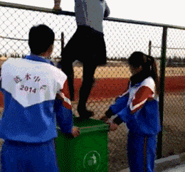 芝麻|搞笑GIF:不好意思 第一次上场 有点小紧张