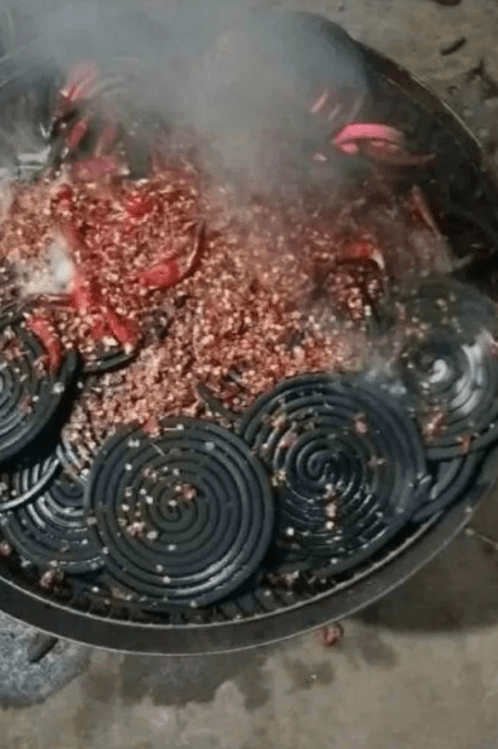 医生|搞笑GIF趣图:小子，我疯起来连自己都敢砸，就问你怕不怕！