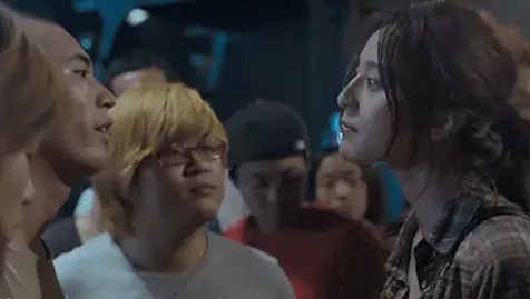 医生|搞笑GIF趣图:小子，我疯起来连自己都敢砸，就问你怕不怕！