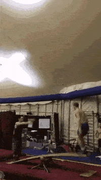 蛋糕|爆笑gif图：男朋友生气了，买个蛋糕哄他！