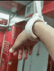 蛋糕|爆笑gif图：男朋友生气了，买个蛋糕哄他！