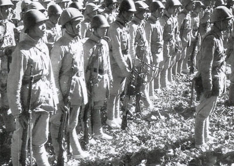 电影《金刚川》中，志愿军戴钢盔符合真实历史吗？