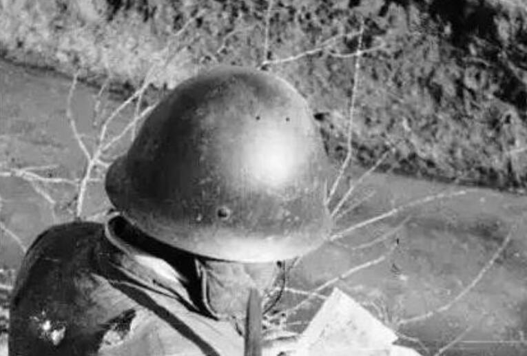 电影《金刚川》中，志愿军戴钢盔符合真实历史吗？