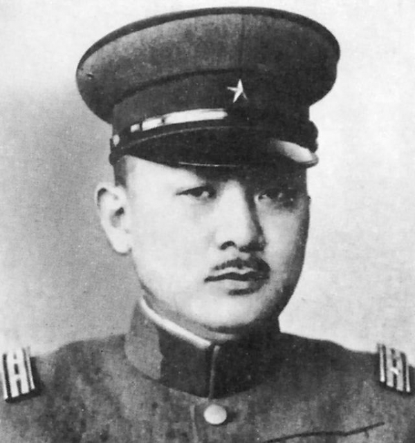 被日军派往硫磺岛担任指挥官的日军将领,是日军年轻的陆军中将栗林忠