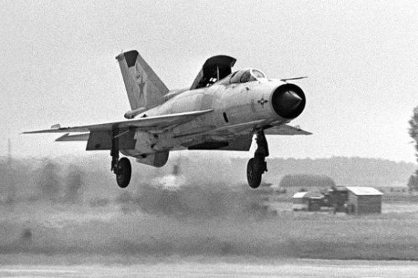 46年前的惊天一撞！苏联战机撞击伊朗侦察机，苏联飞行员壮烈牺牲