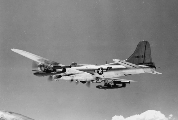 真危险！B-17轰炸机竟然配上FBI特工，随时准备打爆飞行员的头