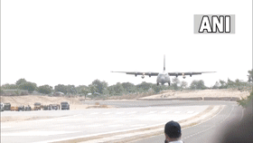 印度空军首次在国道实施飞机着陆演示 防长在机上