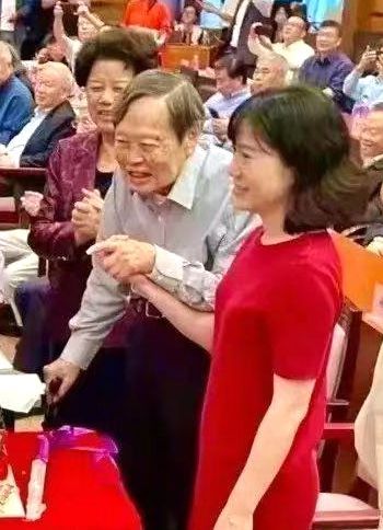 杨振宁先生百岁生日现场照 与翁帆十指紧扣切蛋糕