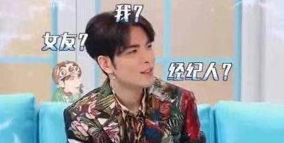 萧敬腾与经纪人挽手同撑一把伞回家 去年甜蜜认爱