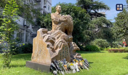今天，袁隆平雕像前满是鲜花