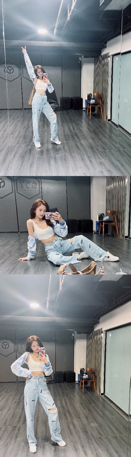 吴宣仪晒舞室随拍穿白色露腰背心皮肤白嫩