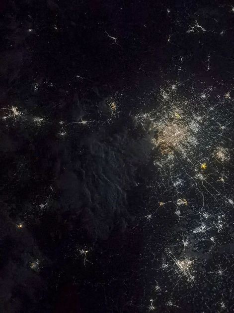  航天员聂海胜 摄 2021年8月24日晚上9点29分，当核心舱组合体划过北京上空时，聂海胜拍下了这张北京夜景。照片右侧那颗金光熠熠的“星星”就是北京大兴国际机场。