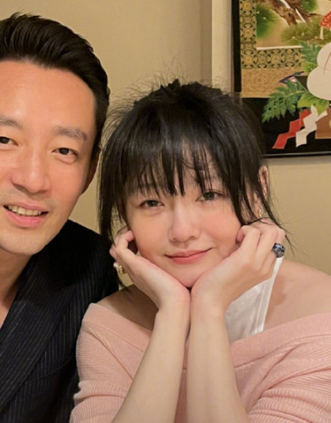 汪小菲离婚后与友海南游玩发现镜头后迅速走开2