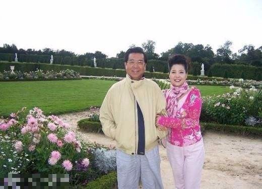 82岁李双江与妻子出席聚会 梦鸽当众演唱气场强