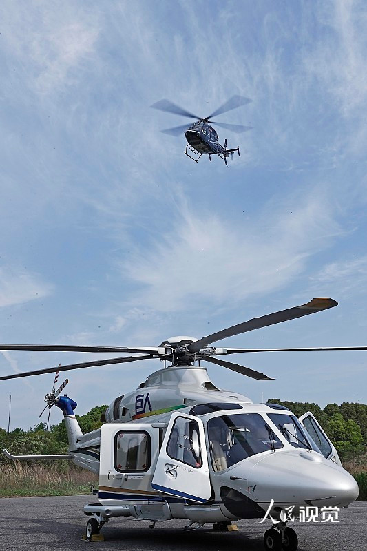 2022年4月12日，两架抗疫直升机从上海浦东汤臣基地起飞，飞机上携带的5万管核酸标本将送往安徽省内定点医院进行核酸检测。