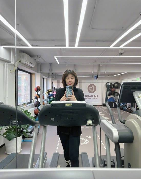 马思纯被曝婚讯后首晒照 在健身房运动跑步状态佳