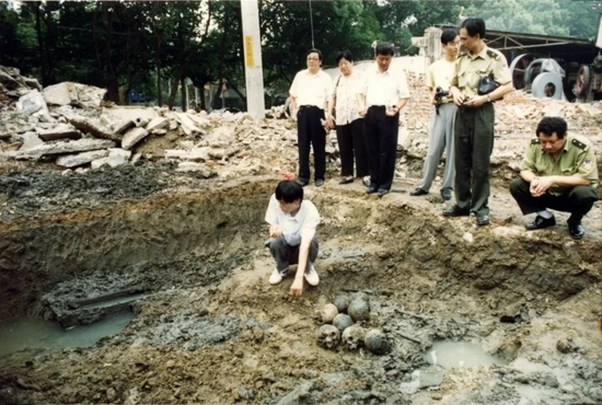 1998年8月18-19日，北京东路南空司令部北大门陆续发现的遗骨，初步认定为细菌战受害者遗骸。