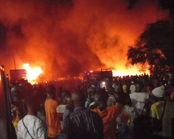 塞拉利昂油罐车相撞后引发哄抢 爆炸已致115死