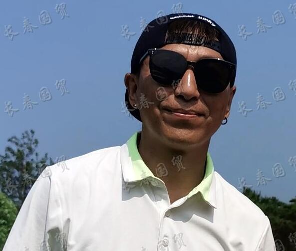 45岁陈羽凡现身高尔夫球场 皮肤黝黑状态佳
