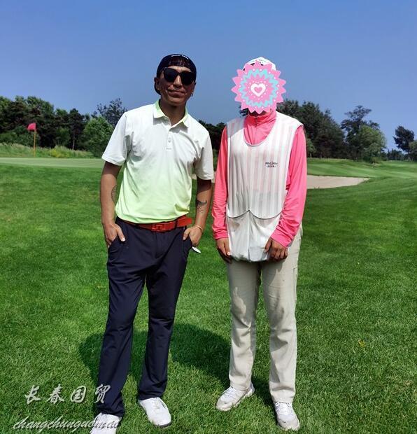 45岁陈羽凡现身高尔夫球场 皮肤黝黑状态佳
